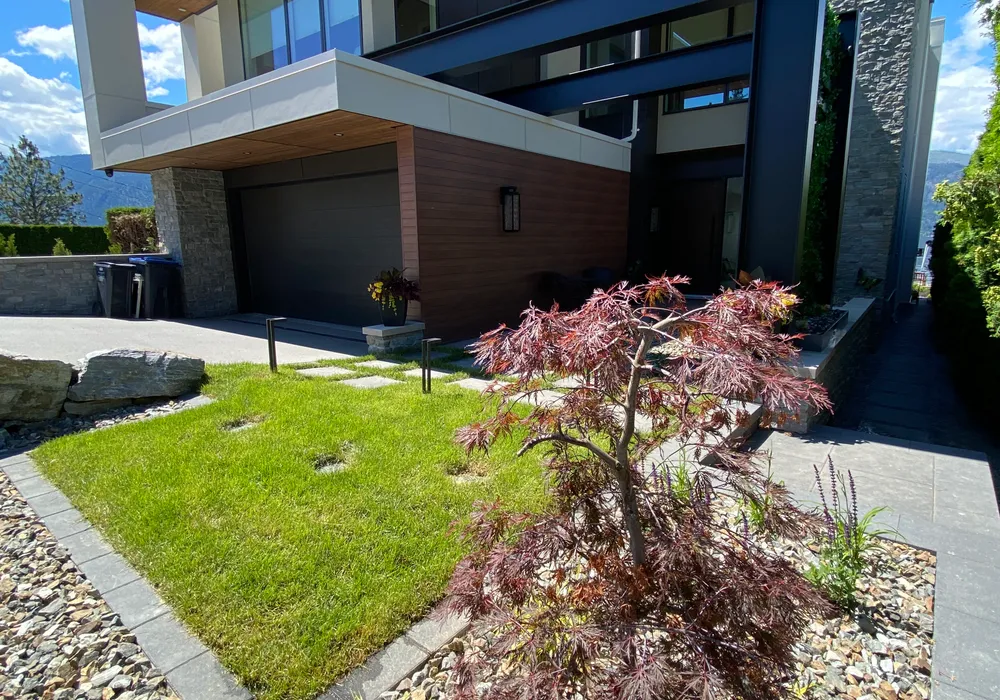 modern home dront lawn edging